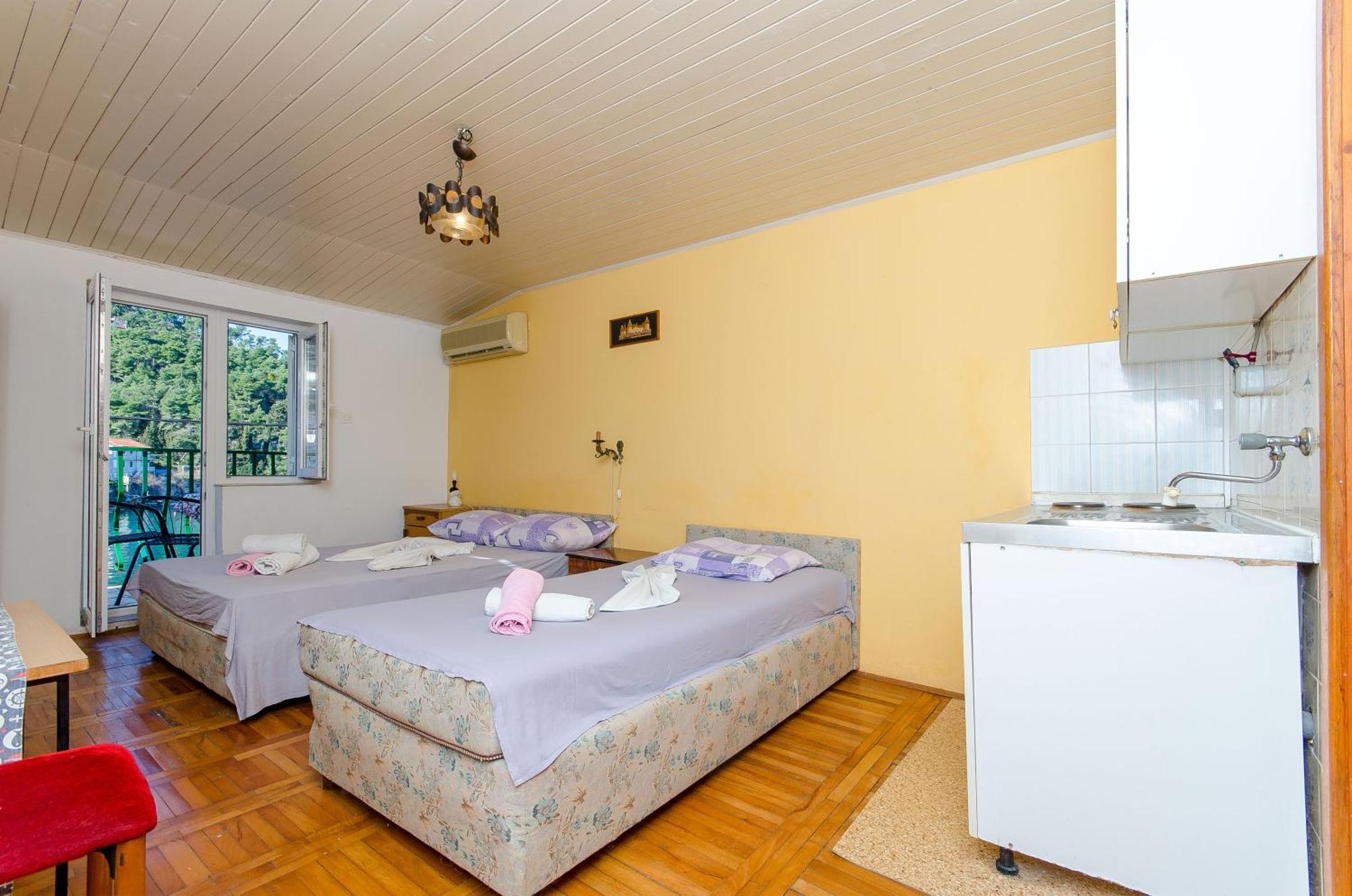 Studio Apartments Klara And Rio Stomorska Dış mekan fotoğraf